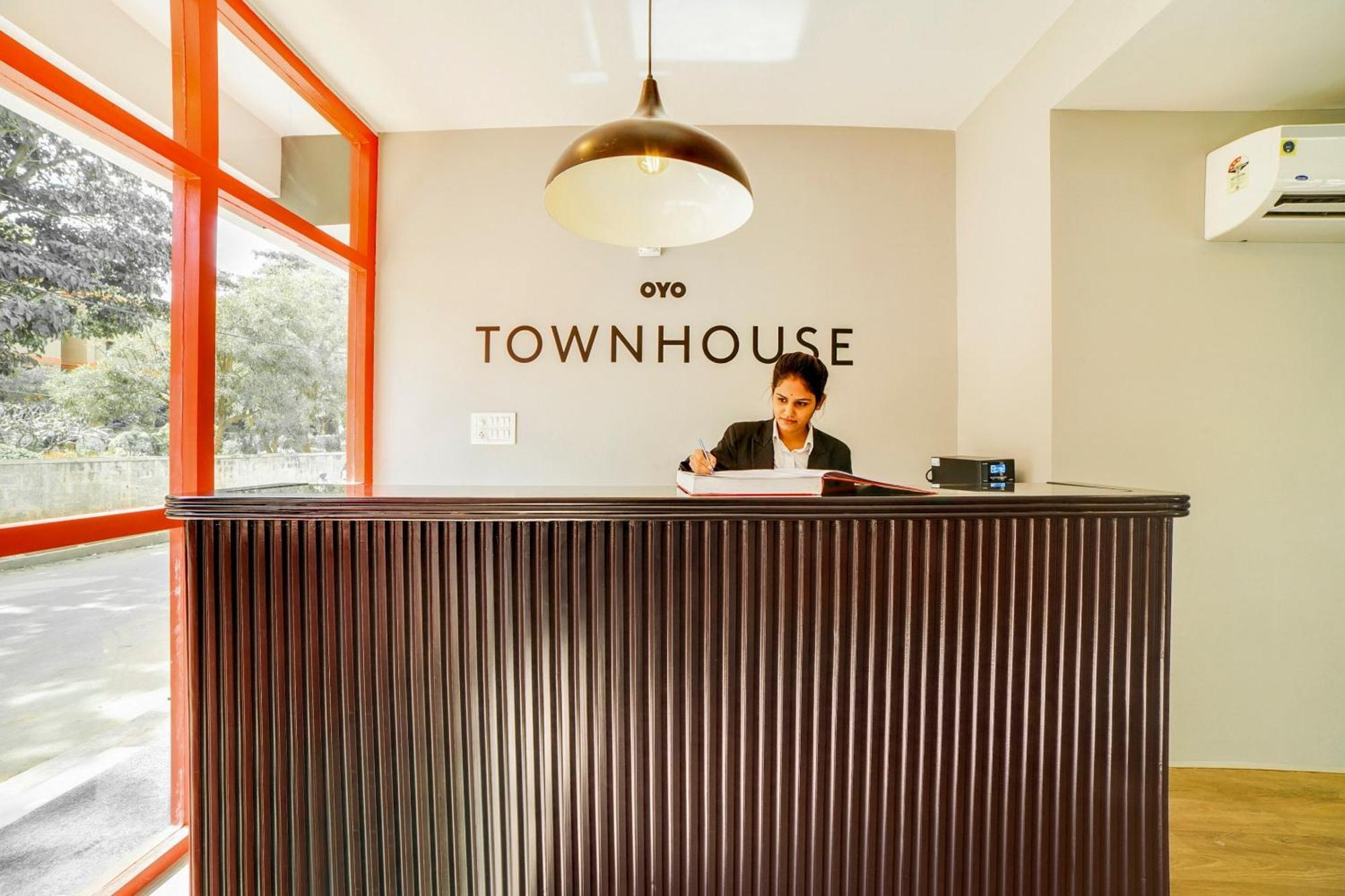 Townhouse Sarvar Hospitality Near Ascendas Park Square Mall Bangalore Exterior photo